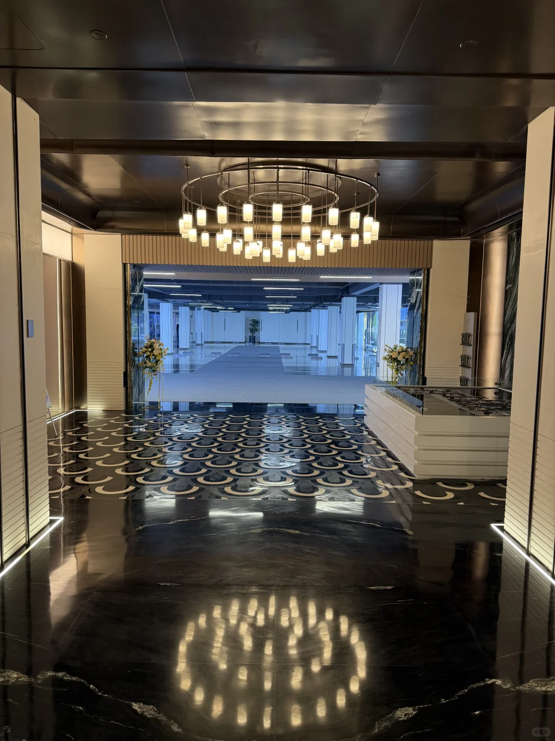 在石家庄，也算一只脚踏入富人区了……