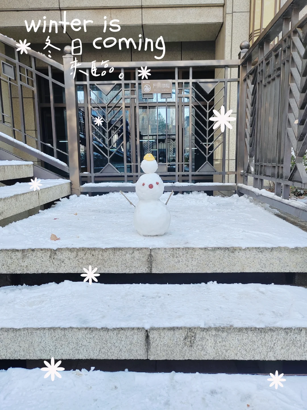 把小朋友藏进雪里，就会变出一个小雪人