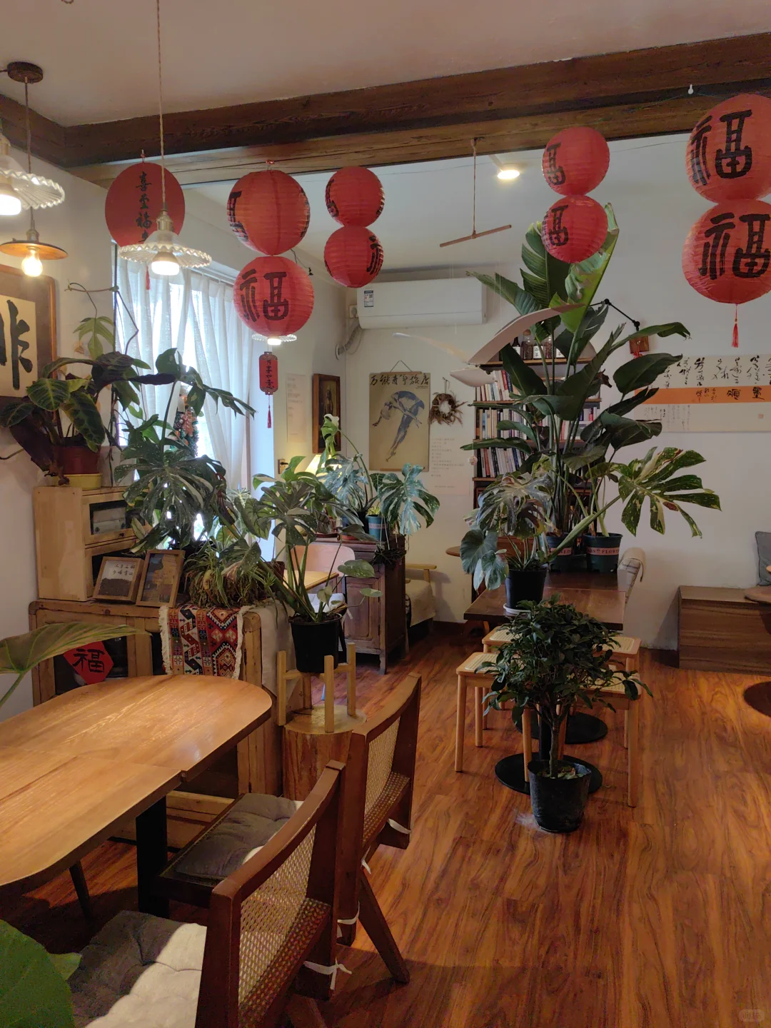 邯郸不缺有意思的小咖啡店～磁带、CD、相机