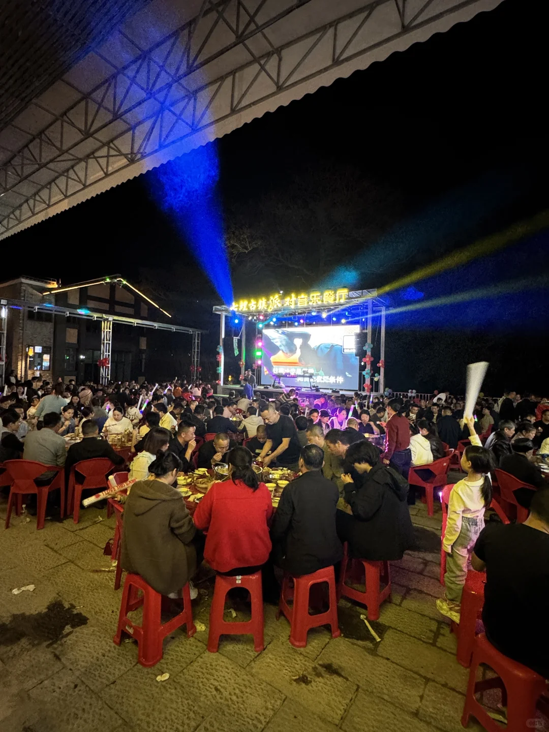 我勒个。。赣州这里人好多啊 好烟火气！！！