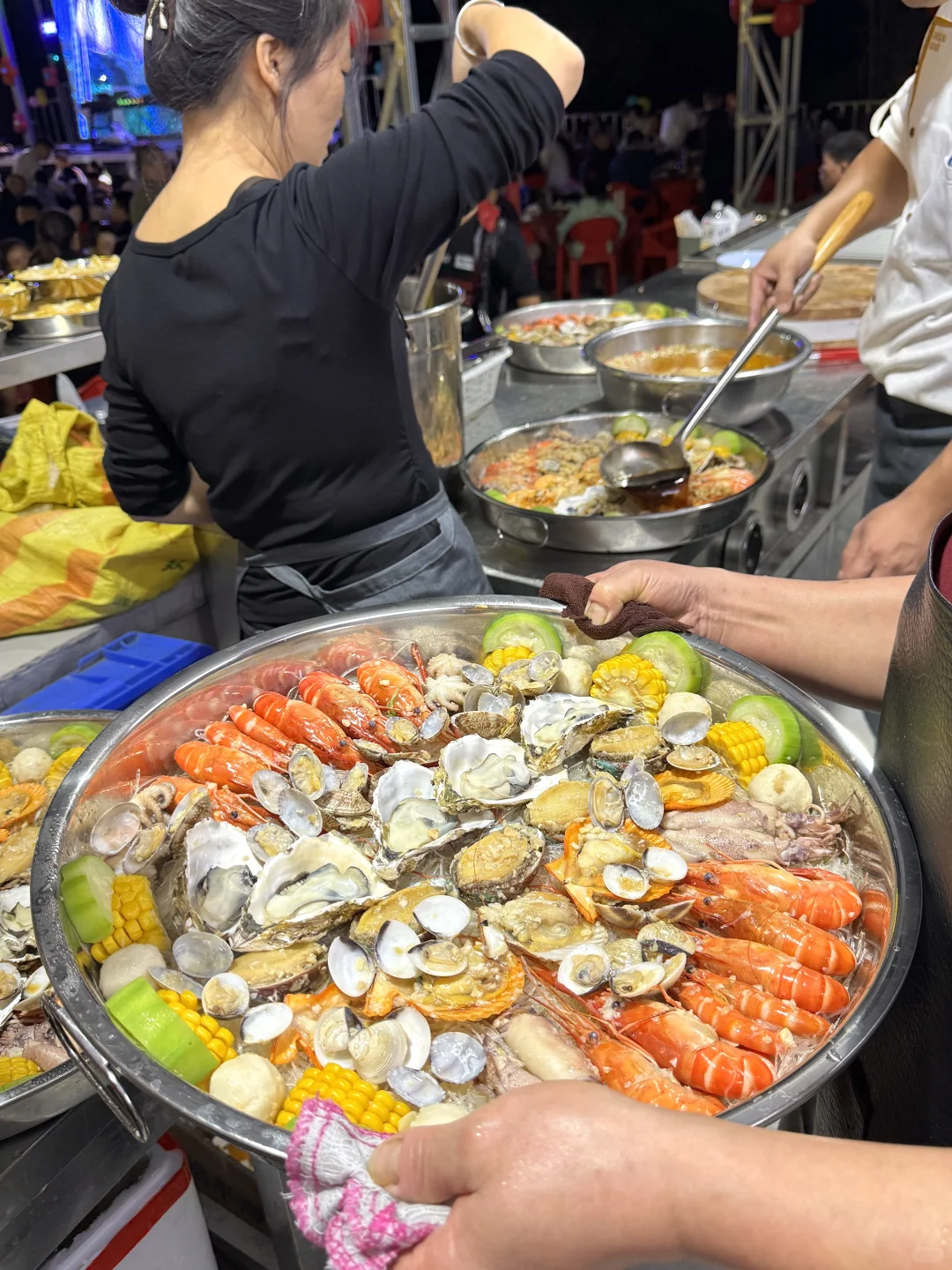 我勒个。。赣州这里人好多啊 好烟火气！！！