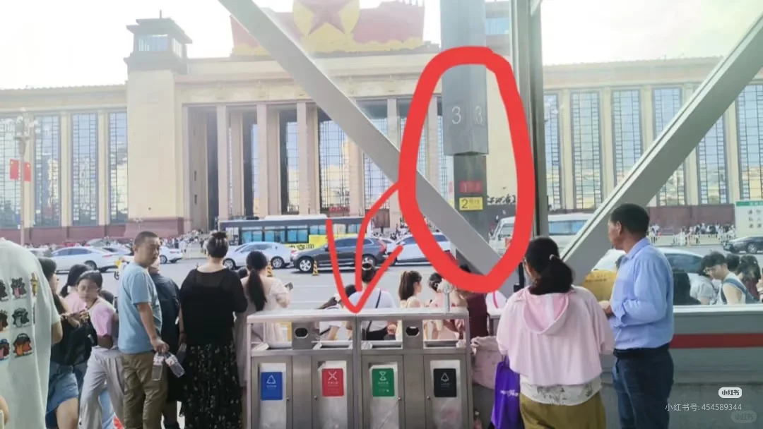 10.25八一广场找这个女摄，6r一张❗❗❗