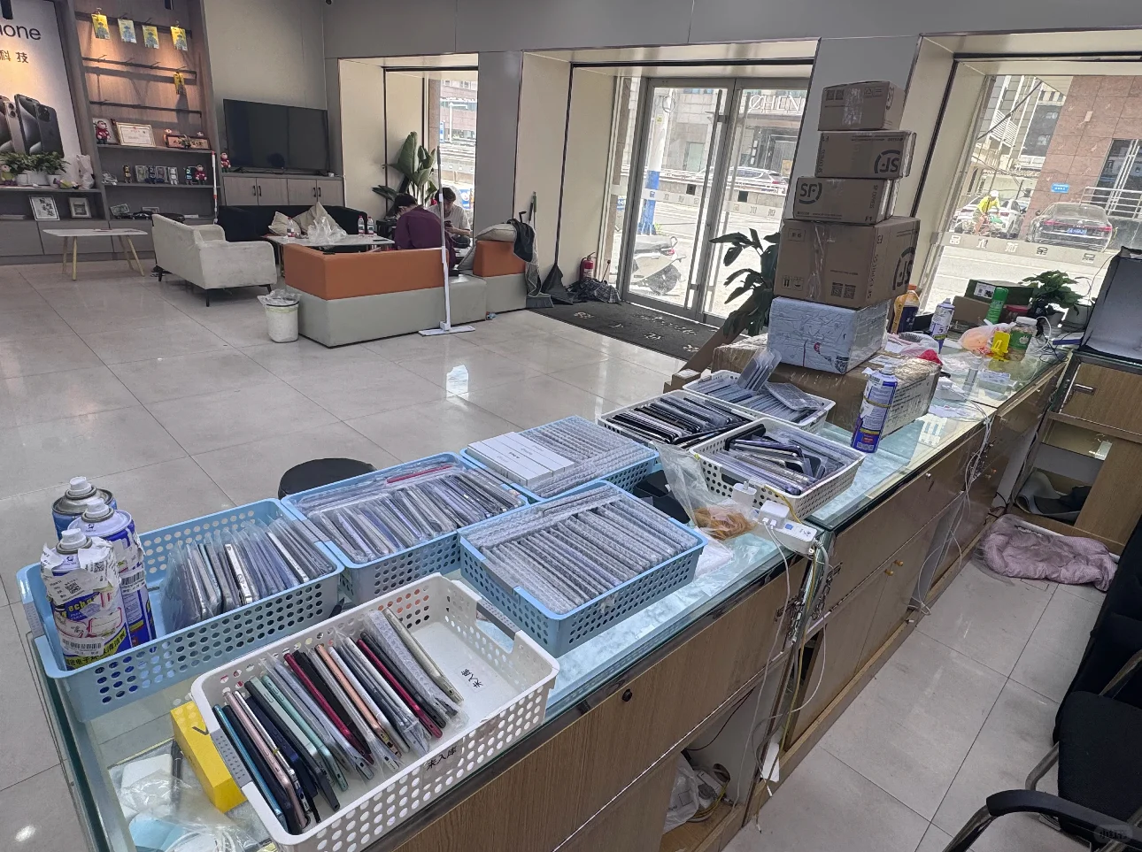 00后在南昌开了一家180平的二手机实体店❗