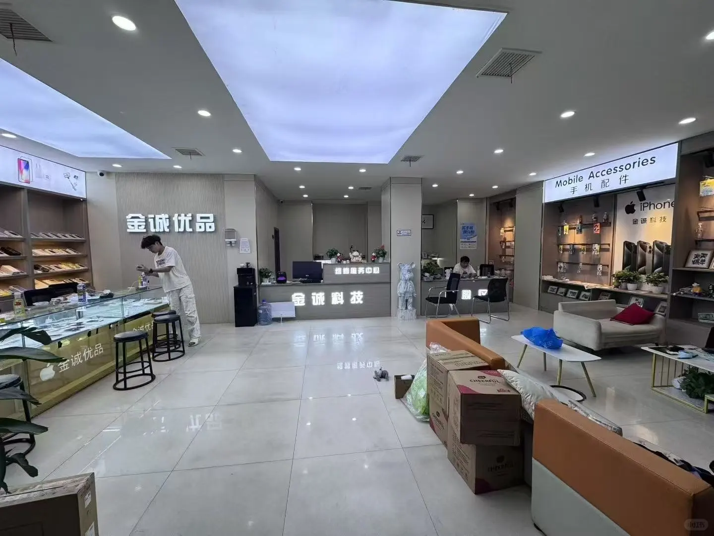00后在南昌开了一家180平的二手机实体店❗
