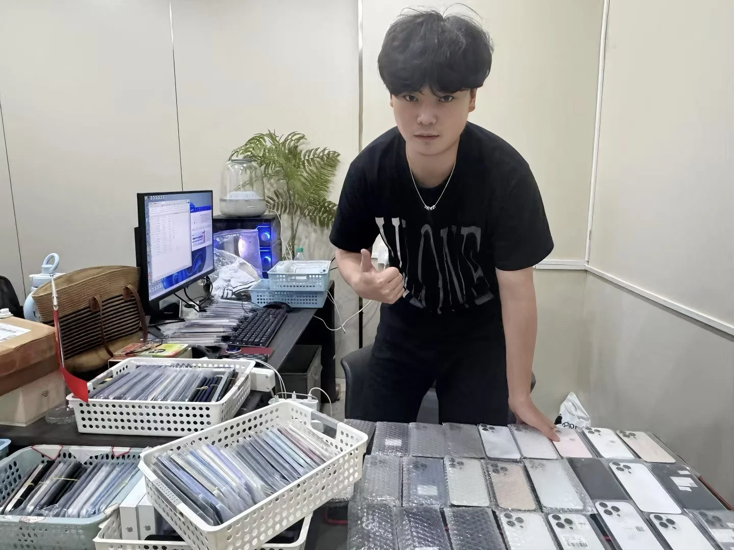 00后在南昌开了一家180平的二手机实体店❗