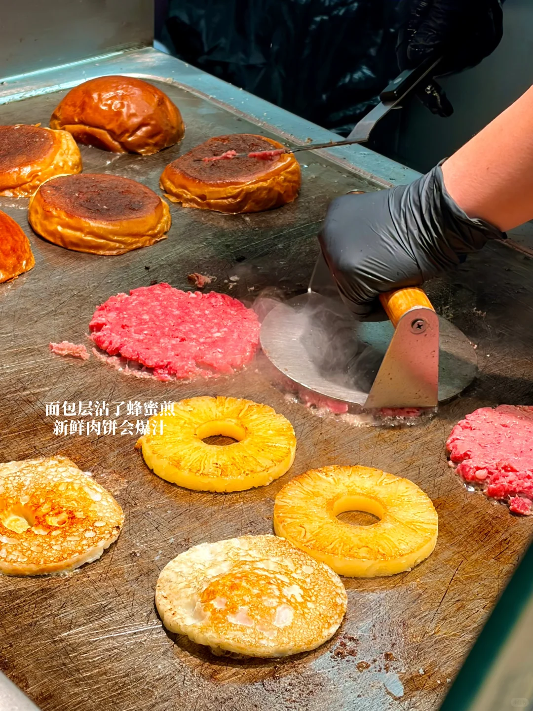 赣州手作凤梨牛肉堡🍔会爆汁！