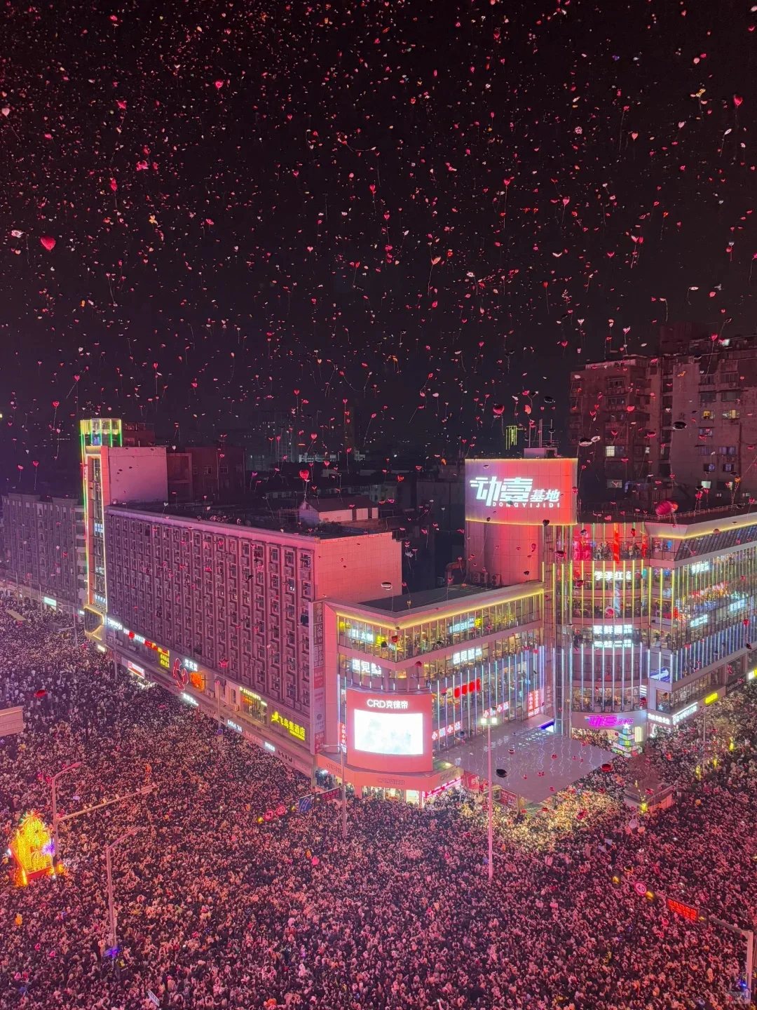 南昌跨年人多的夸张，气球卖的夸张