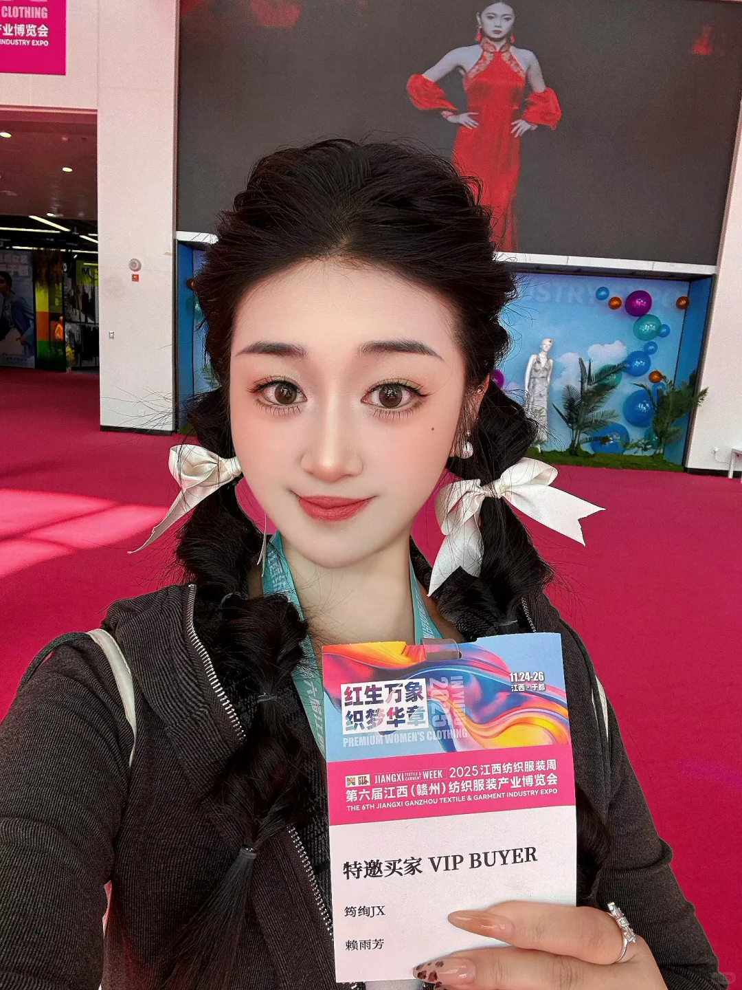 赣州于都服装周逛展｜红韵与时尚撞满怀