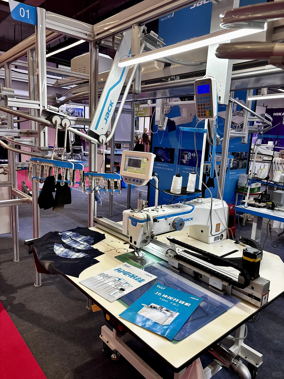 赣州于都服装周逛展｜红韵与时尚撞满怀