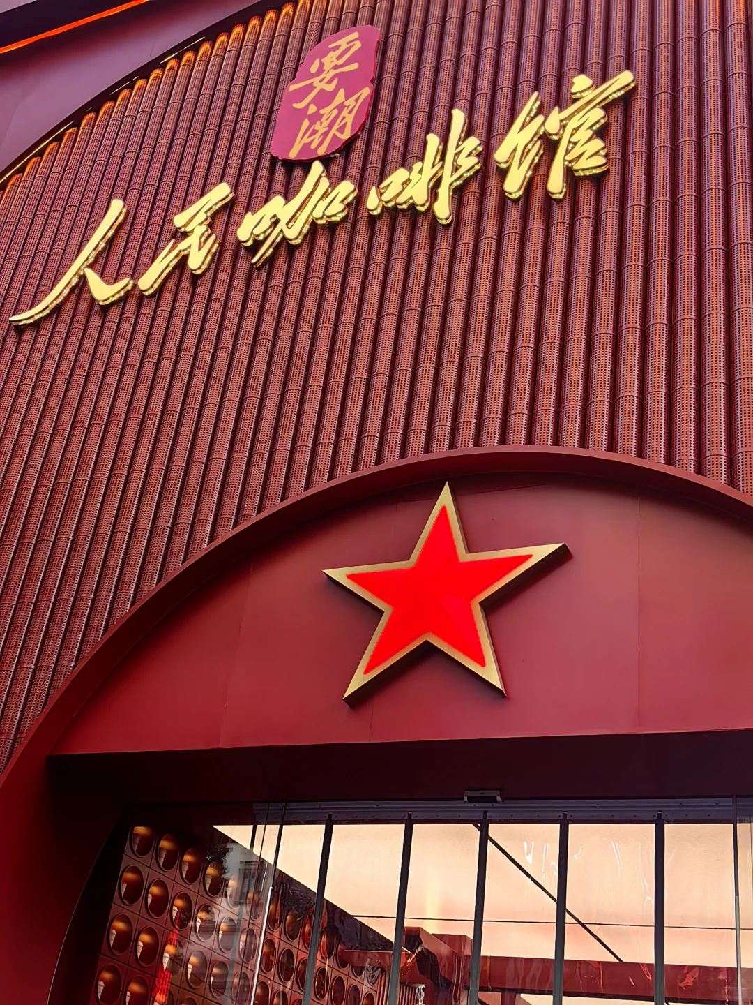 南昌夜游封神！滕王阁的吹着人民的咖啡！