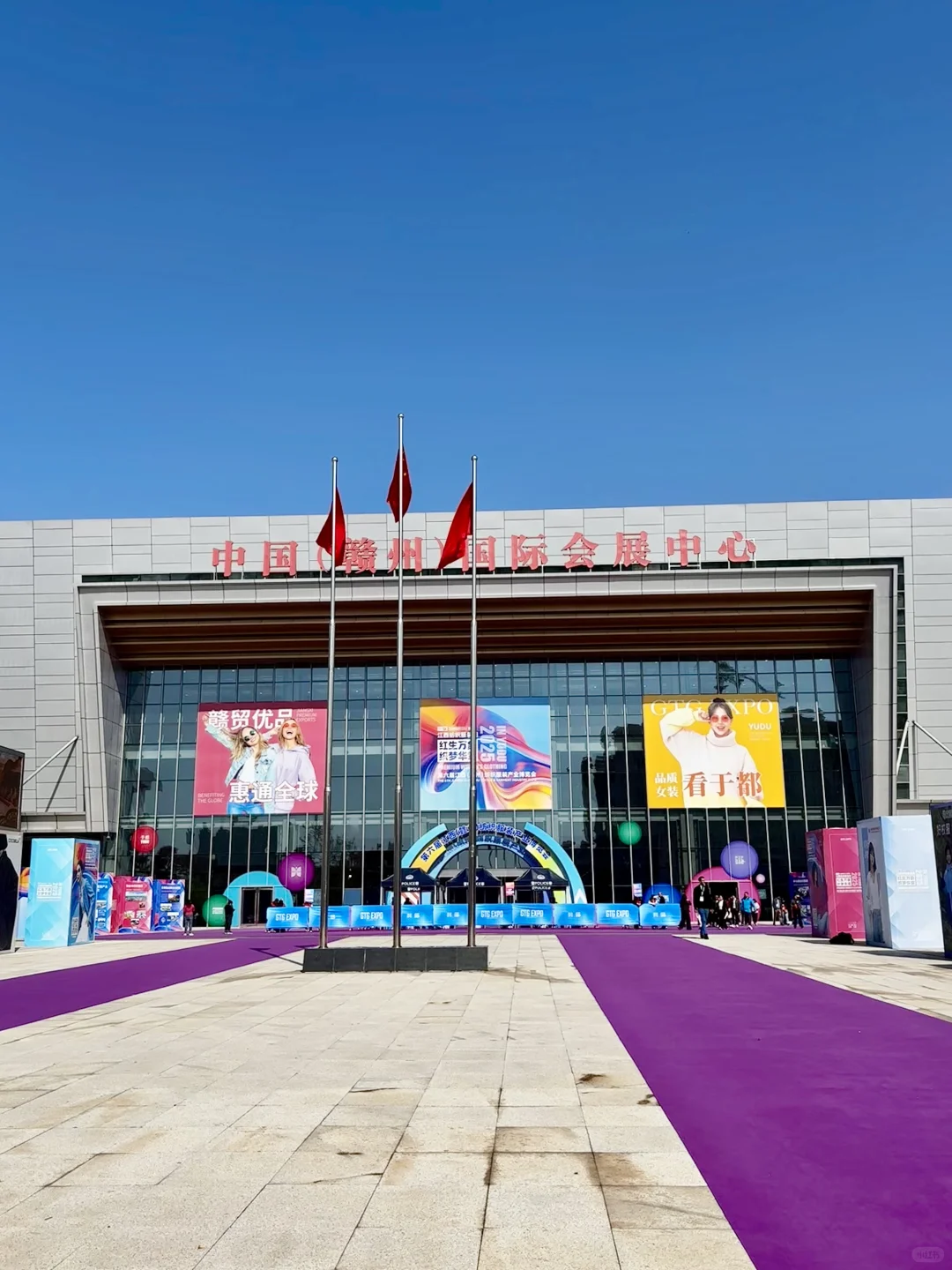 赣州于都服装周逛展｜红韵与时尚撞满怀