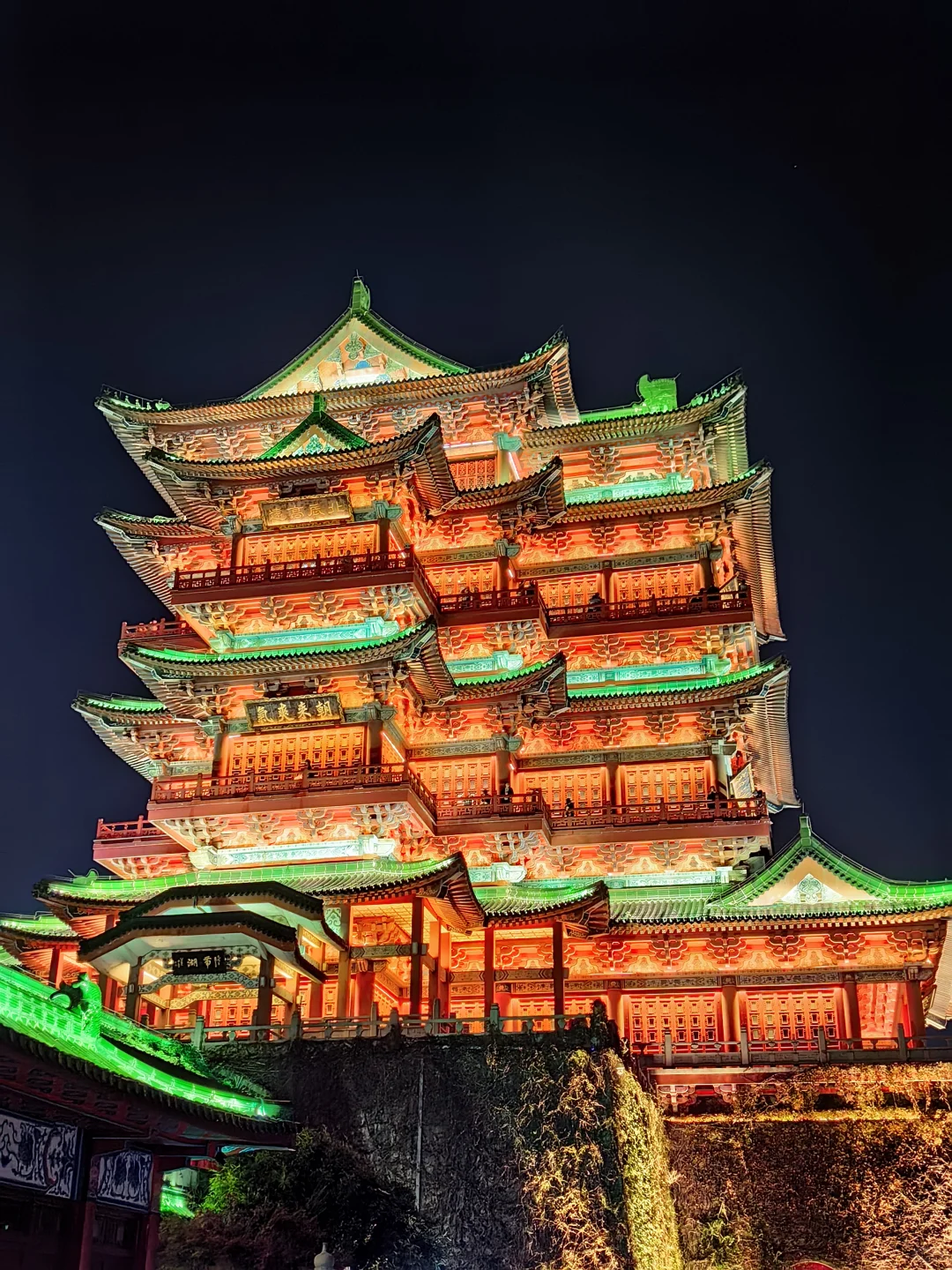 南昌夜游封神！滕王阁的吹着人民的咖啡！