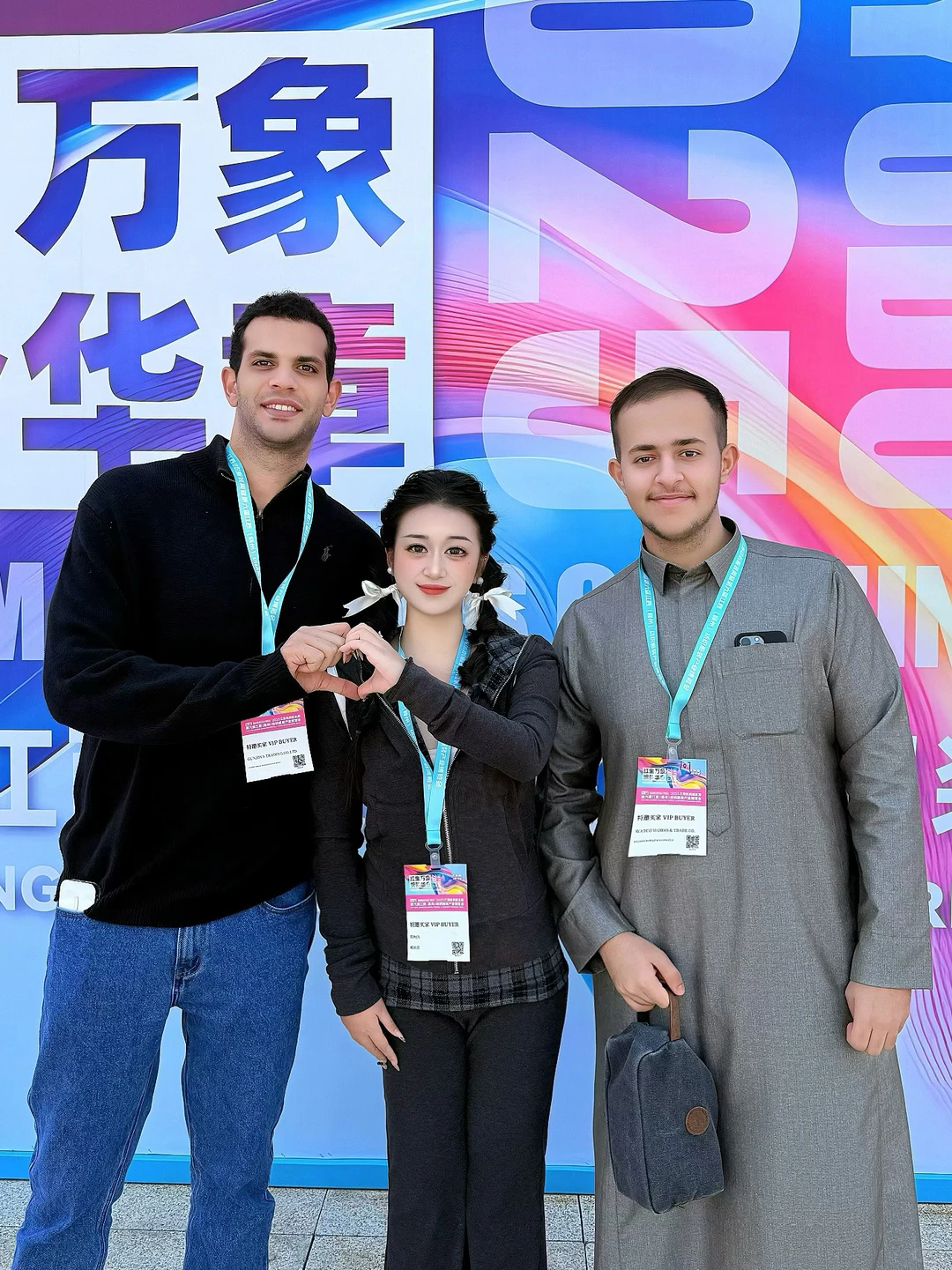 赣州于都服装周逛展｜红韵与时尚撞满怀