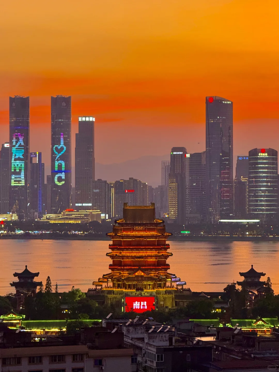 南昌夜游｜“落霞与孤鹜齐飞”在此刻具像化了！