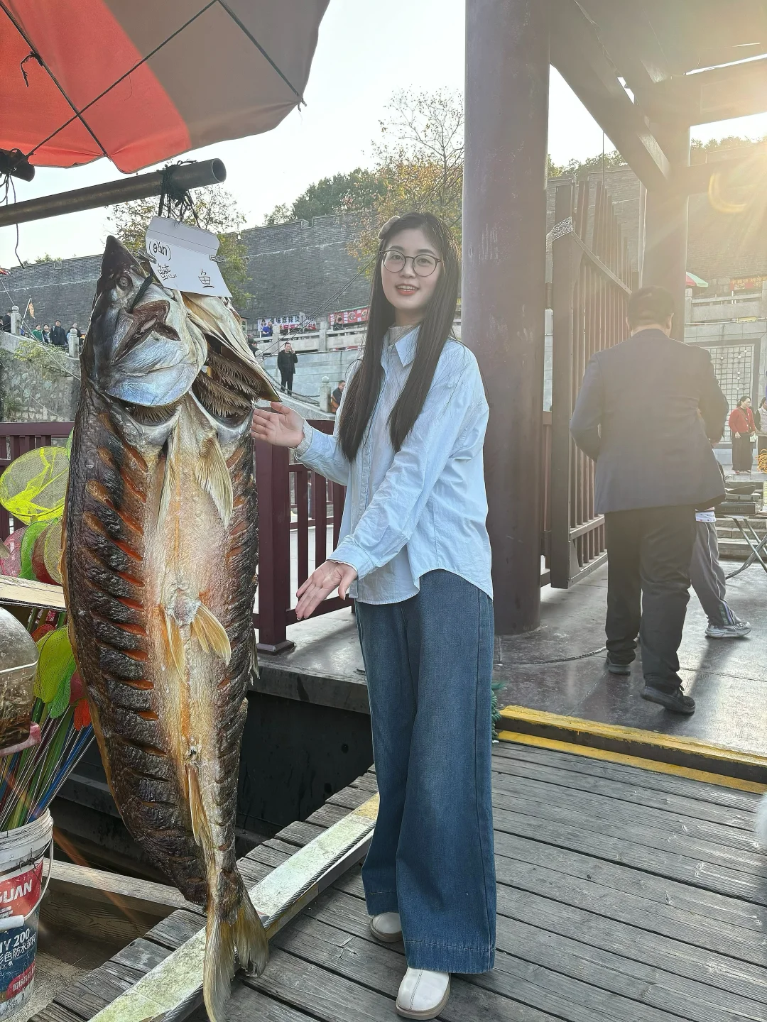 赣州古浮桥居然有这么大的鱼🐟！真不是AI