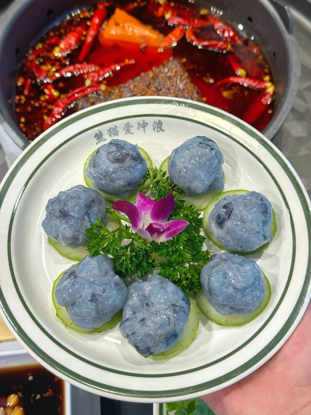 南昌火锅新地标！会冲浪的熊猫火锅萌到犯规