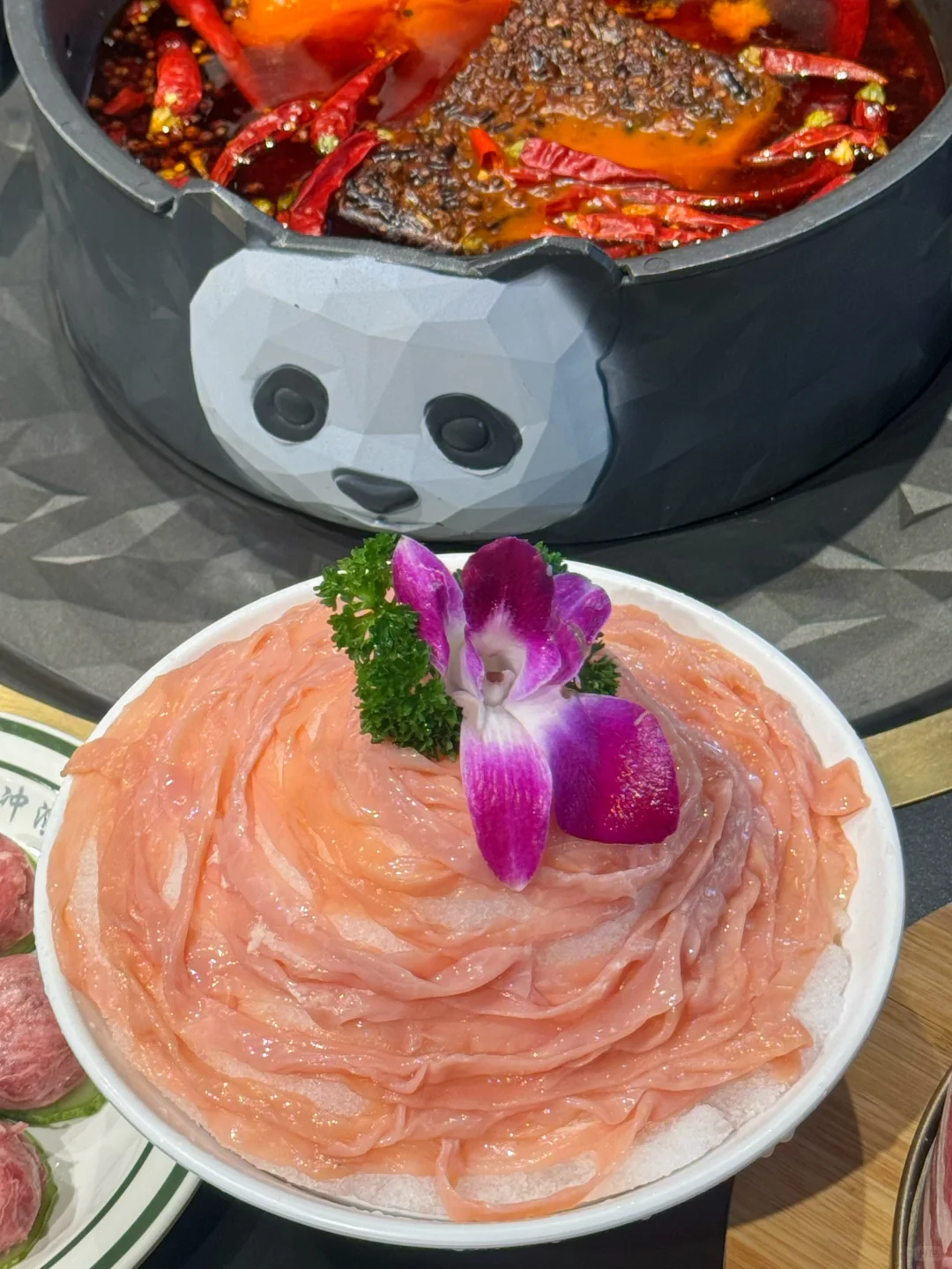 南昌火锅新地标！会冲浪的熊猫火锅萌到犯规