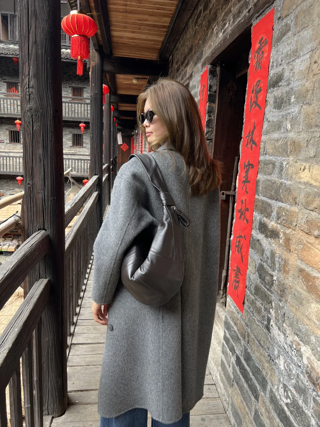 背上牛角包穿越到了世界围屋之都龙南