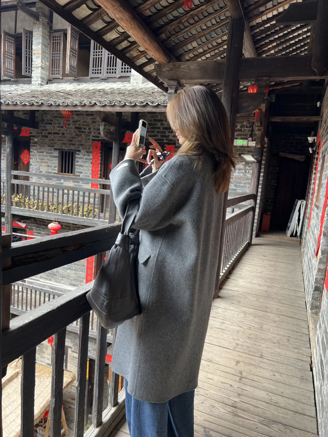 背上牛角包穿越到了世界围屋之都龙南