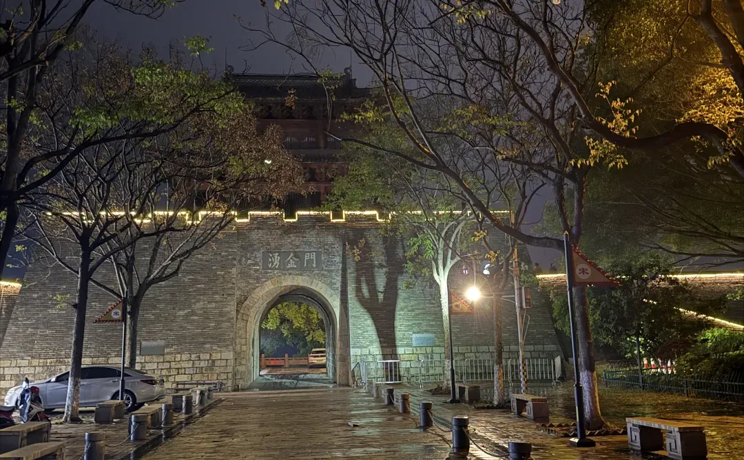 赣州宋城夜景，人少清净