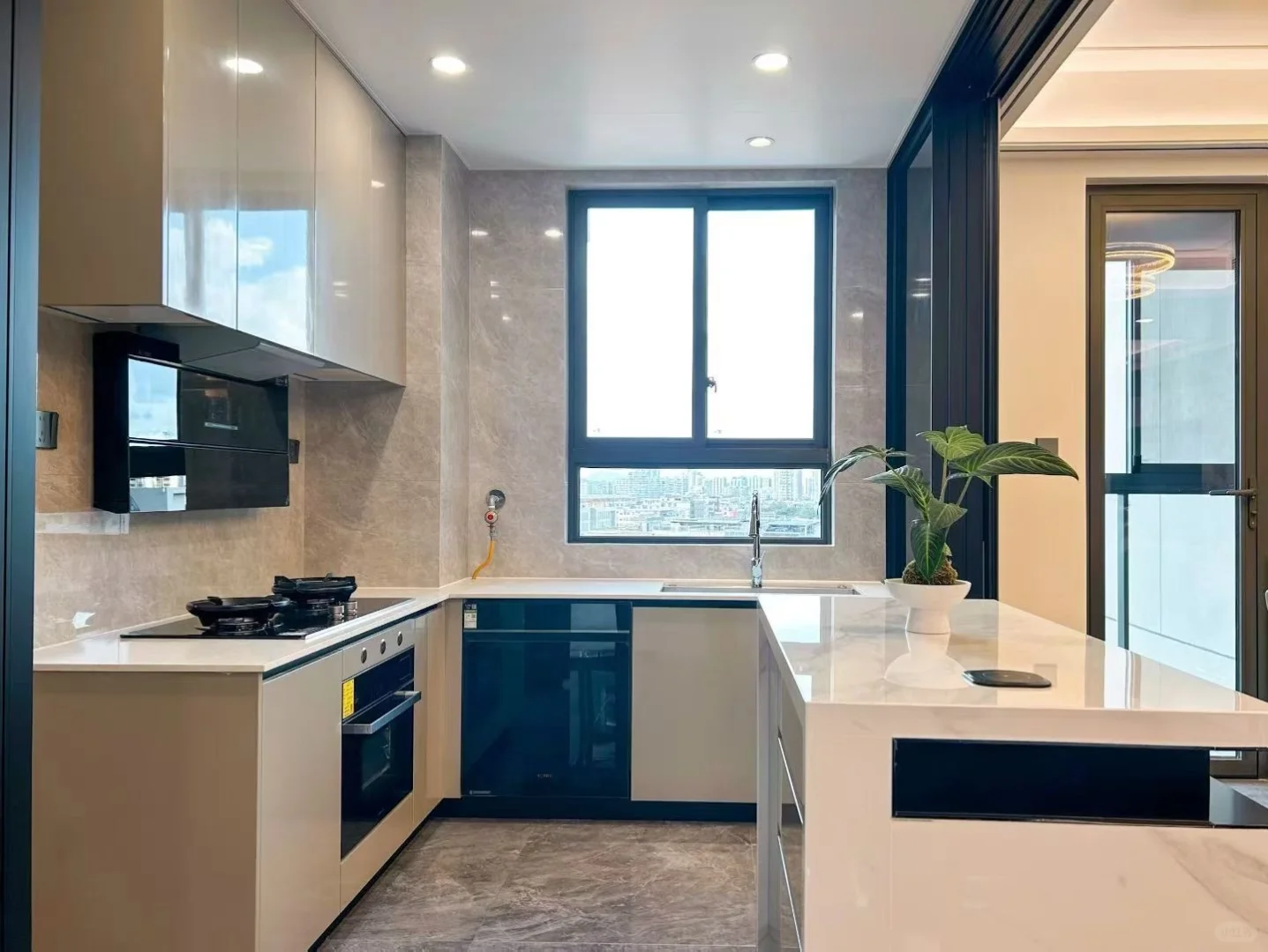 赣州市万象城附近大平层 亏本70万卖