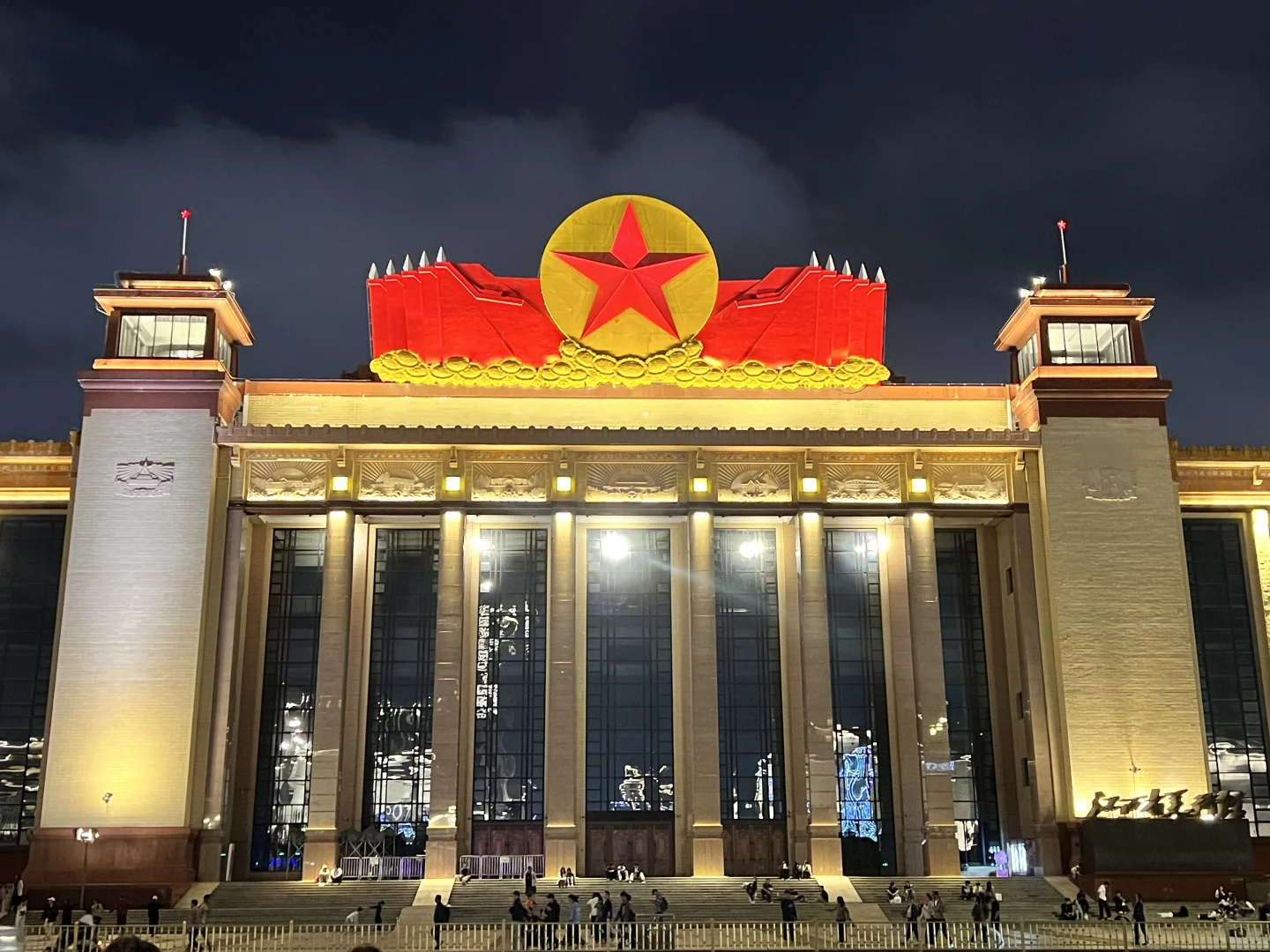 八一广场的特警：赚一份钱，打两份工