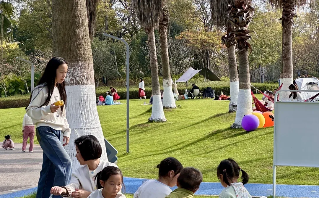 赣州蓉江公园这片大草坪也太治愈了吧！ 🌴