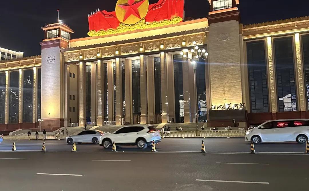 12.7 八一广场拍照找这个女摄只需6R一张！