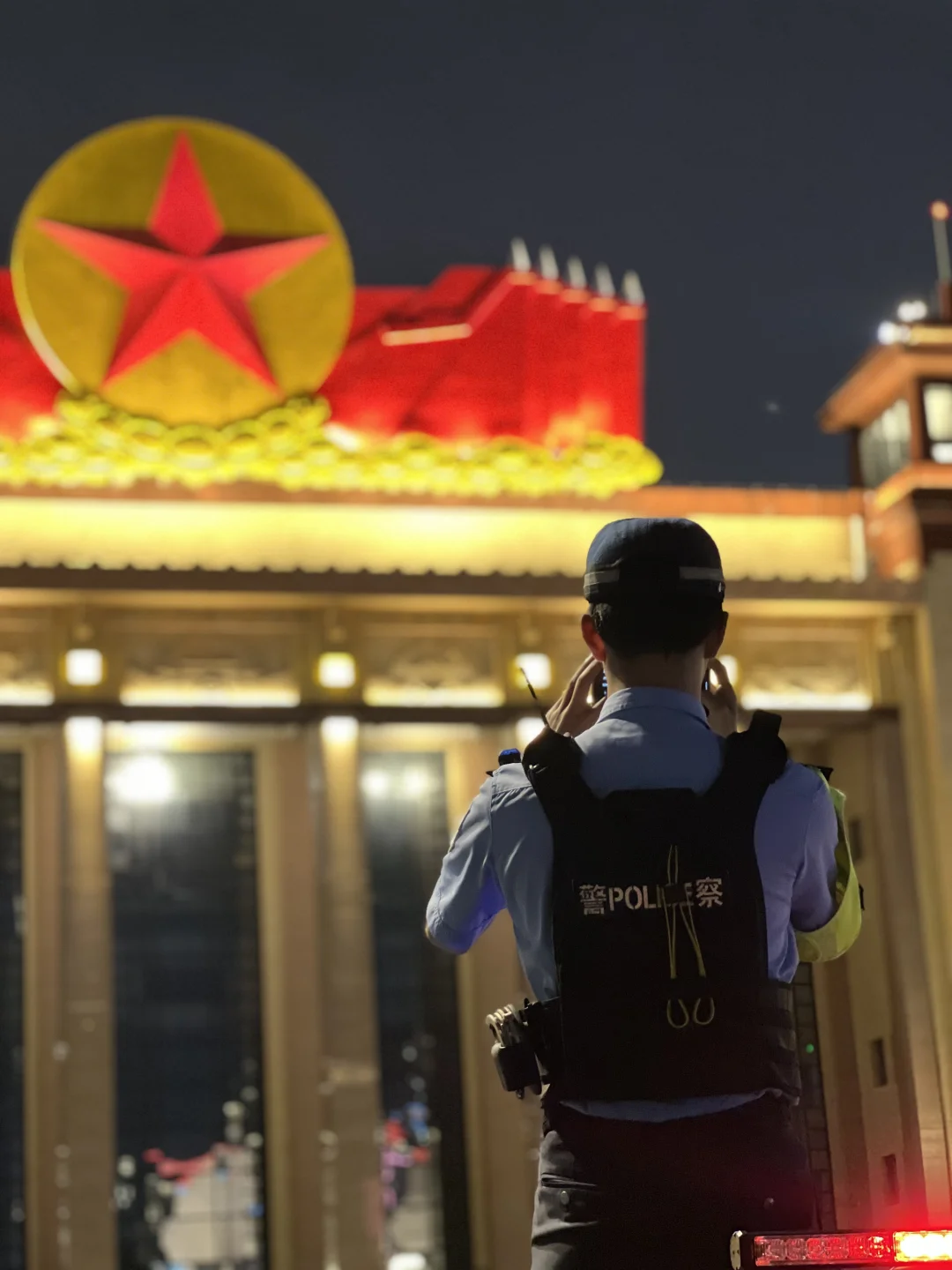 八一广场的特警：赚一份钱，打两份工