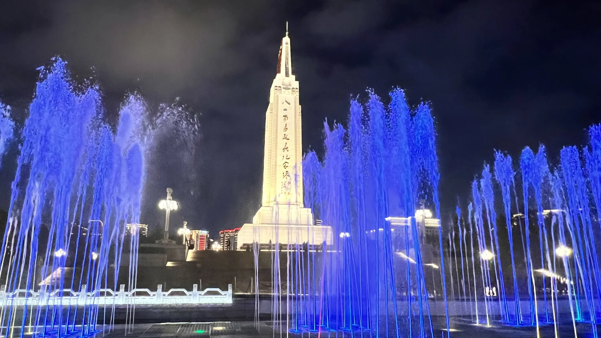 八一广场的特警：赚一份钱，打两份工