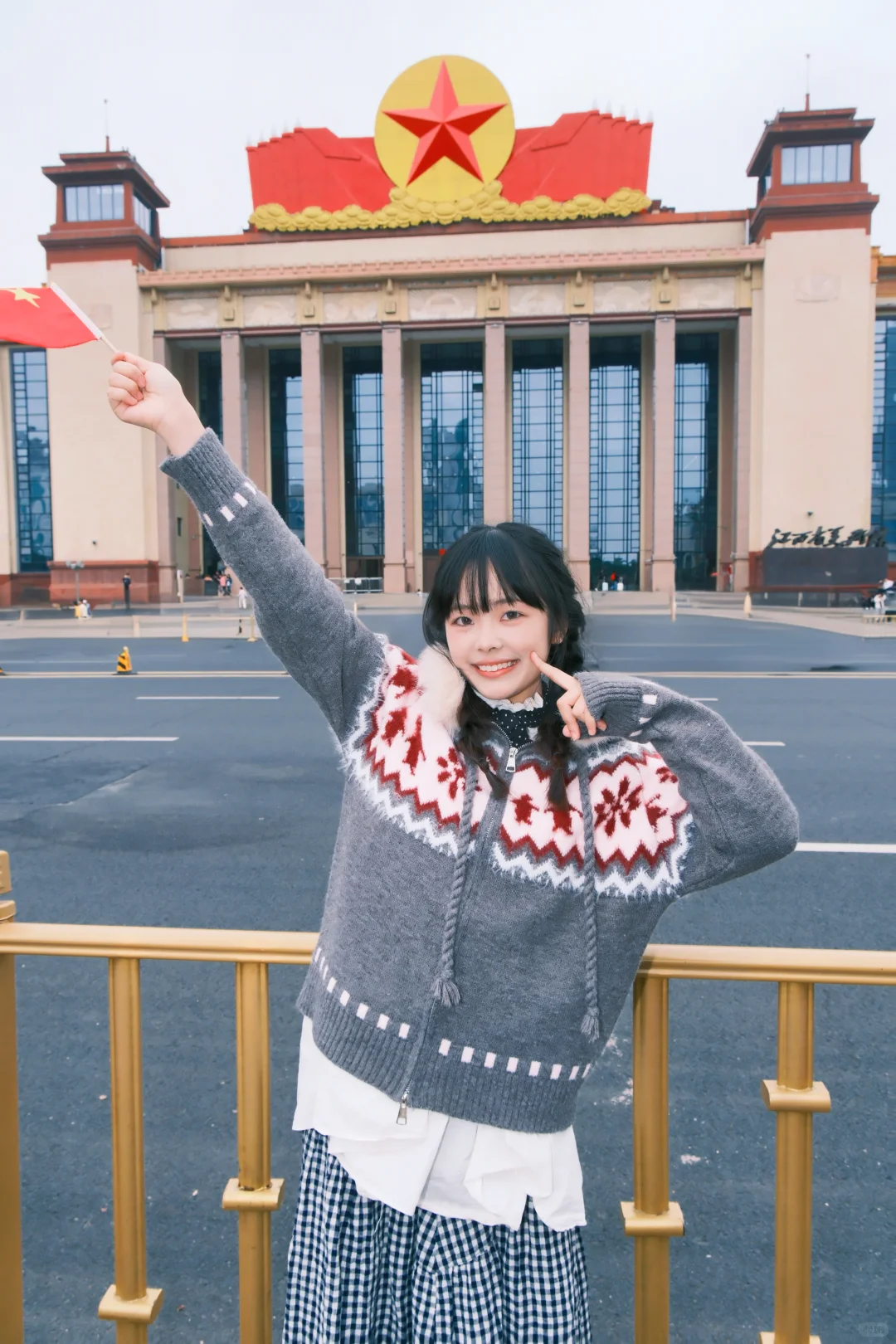 八一广场女生拍照姿势