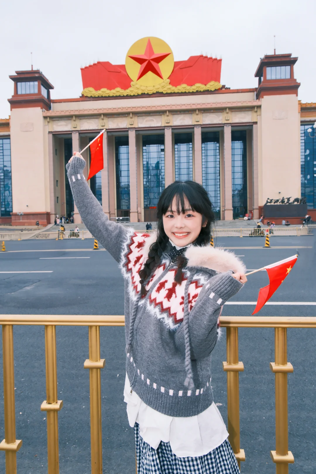 八一广场女生拍照姿势