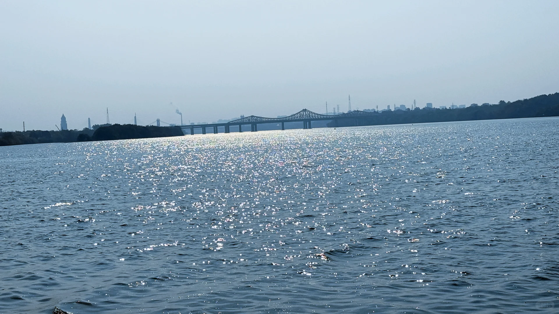 发光的湖面像星星✨