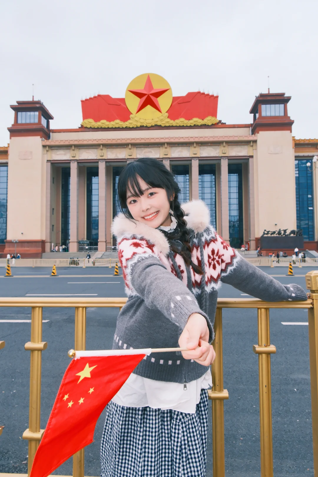 八一广场女生拍照姿势