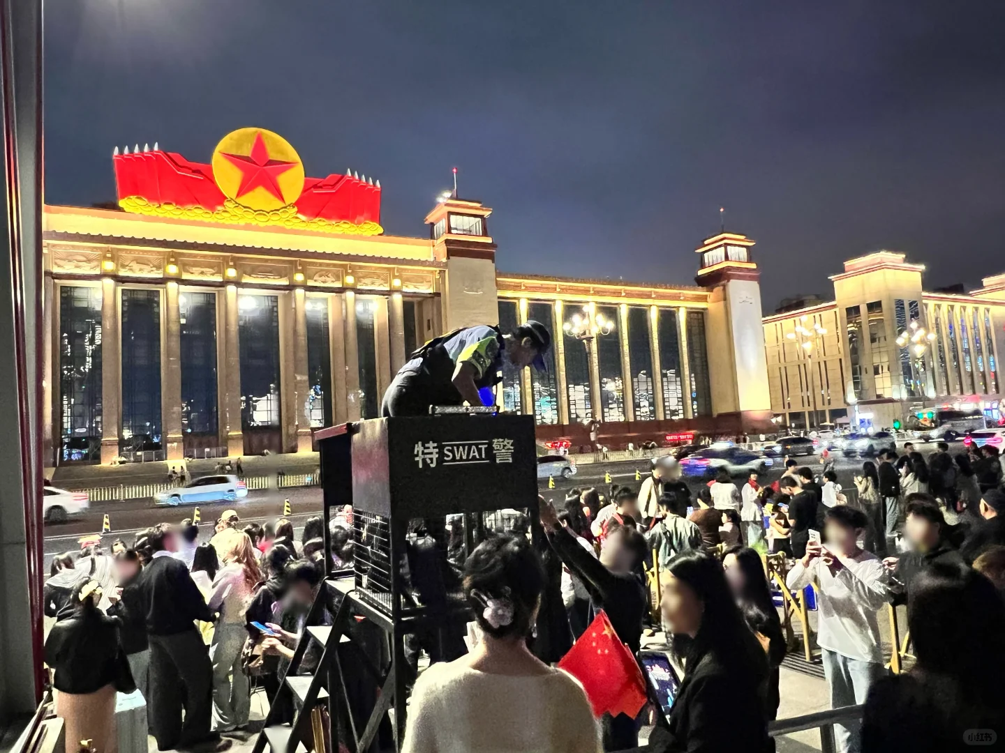 八一广场的特警：赚一份钱，打两份工