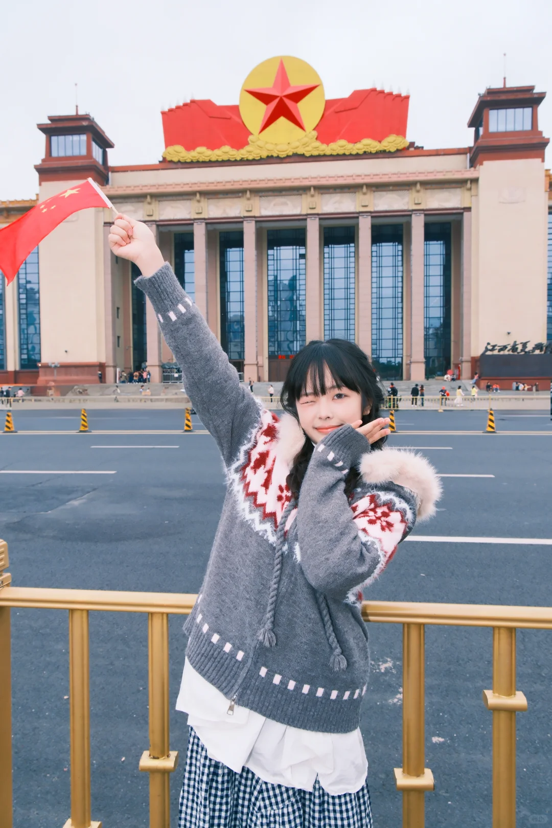 八一广场女生拍照姿势