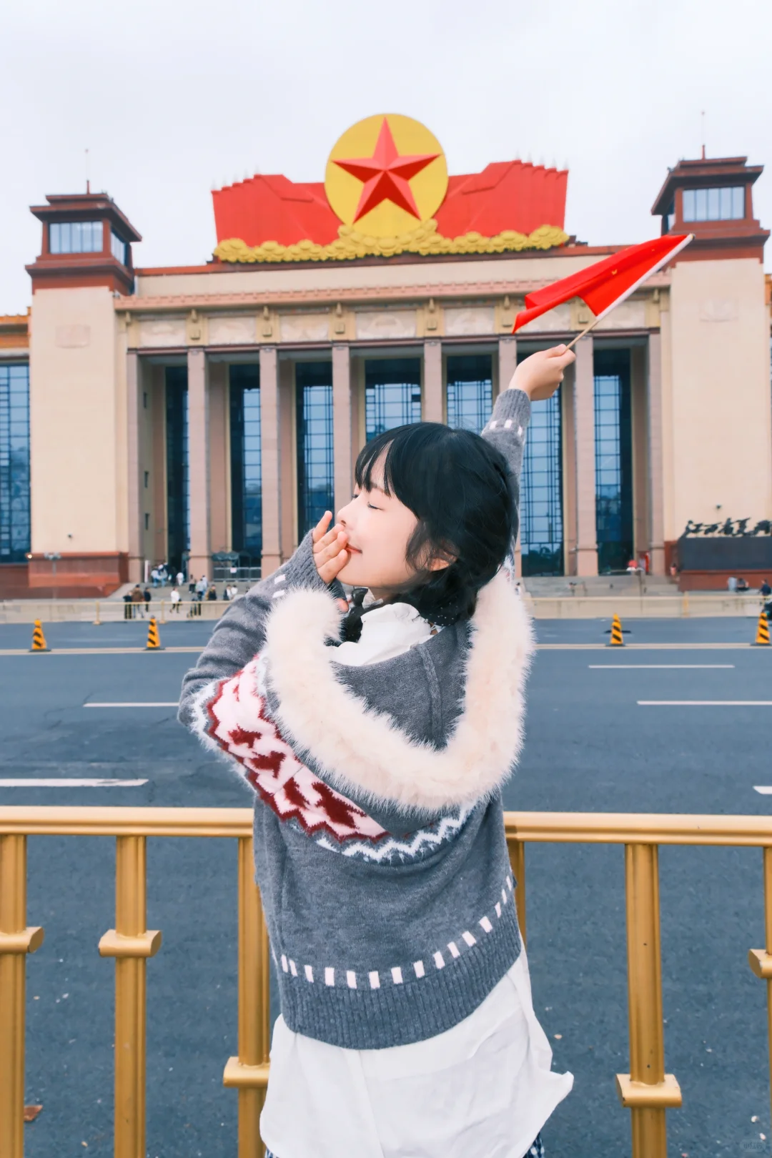 八一广场女生拍照姿势