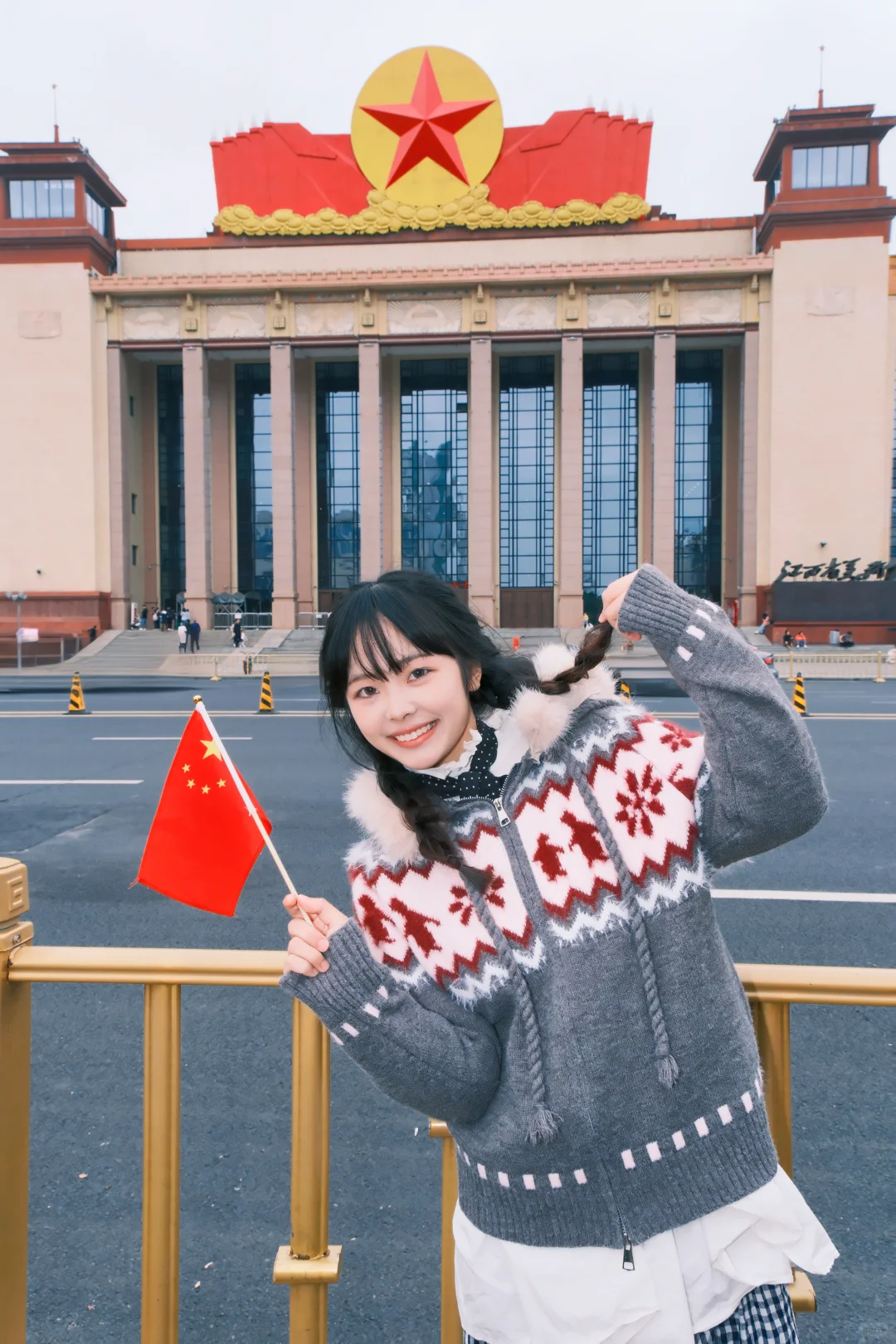 八一广场女生拍照姿势