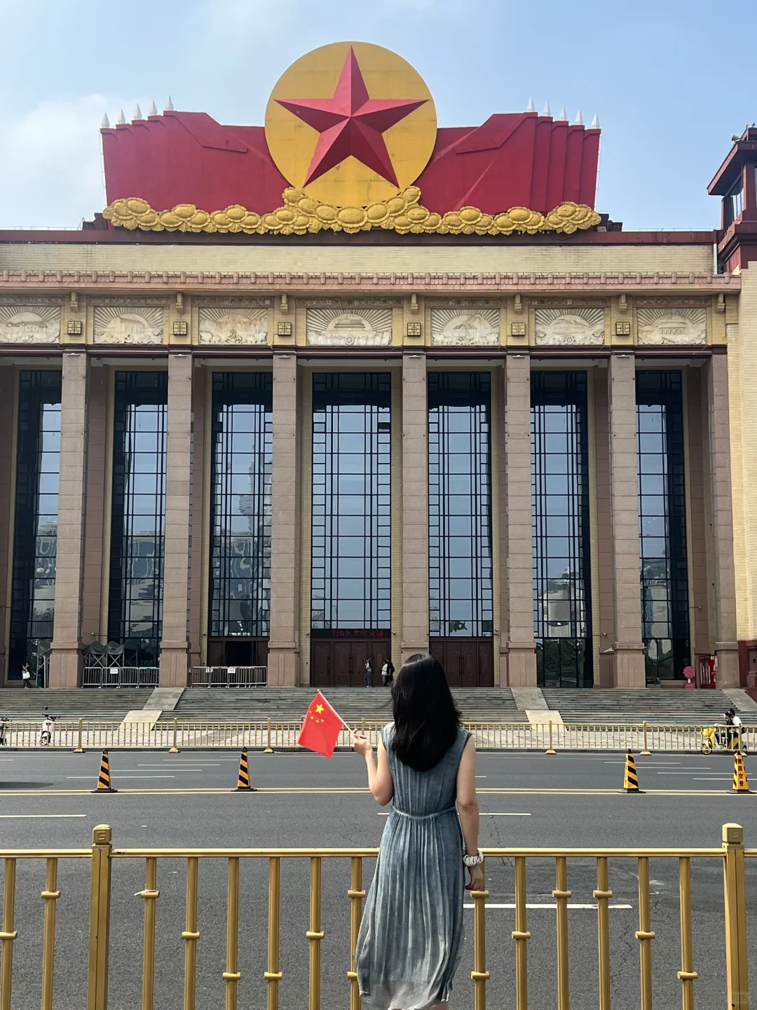 八一广场的特警：赚一份钱，打两份工