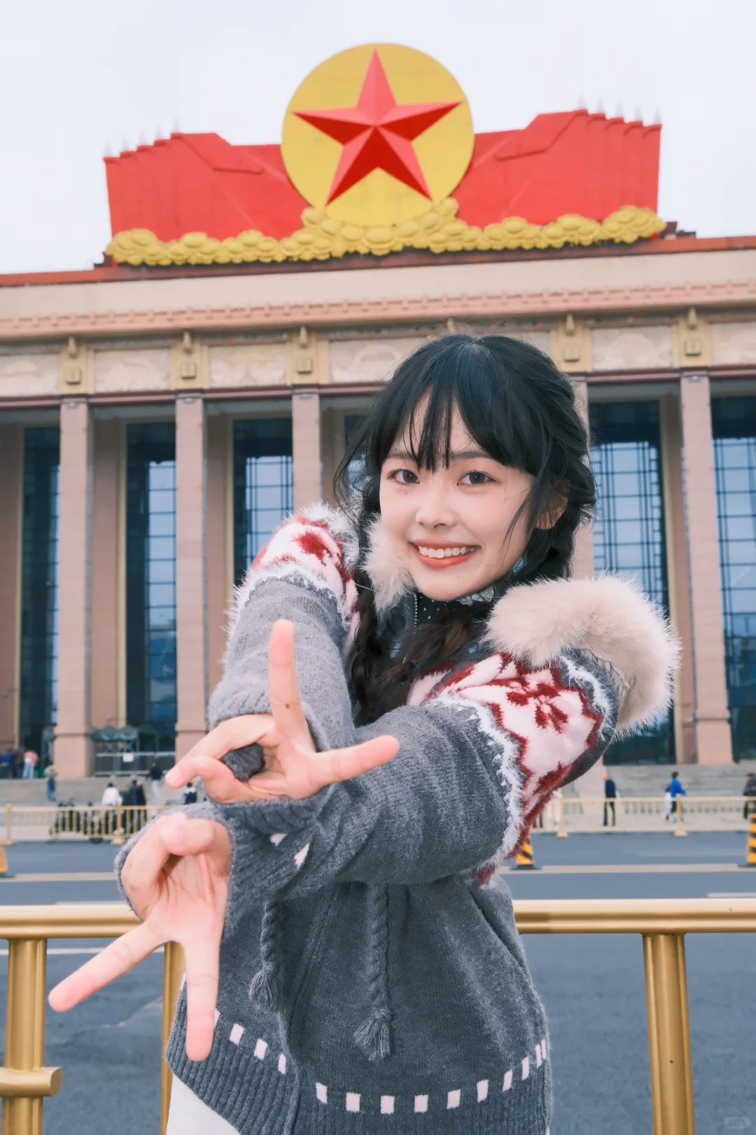 八一广场女生拍照姿势