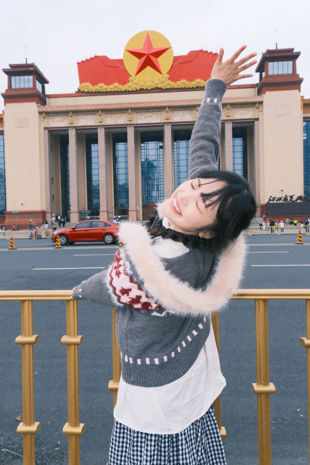 八一广场女生拍照姿势