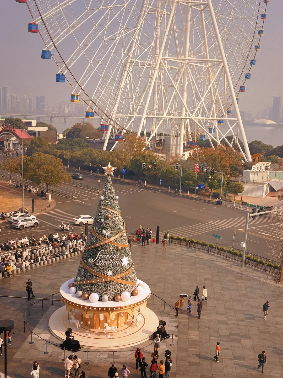 圣诞树80分，有摩天轮的圣诞树100分