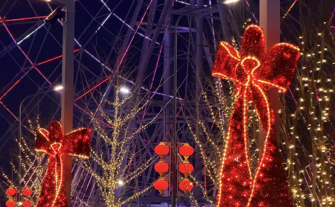 南昌的路墩子也戴上圣诞帽啦！！！🎄🎊