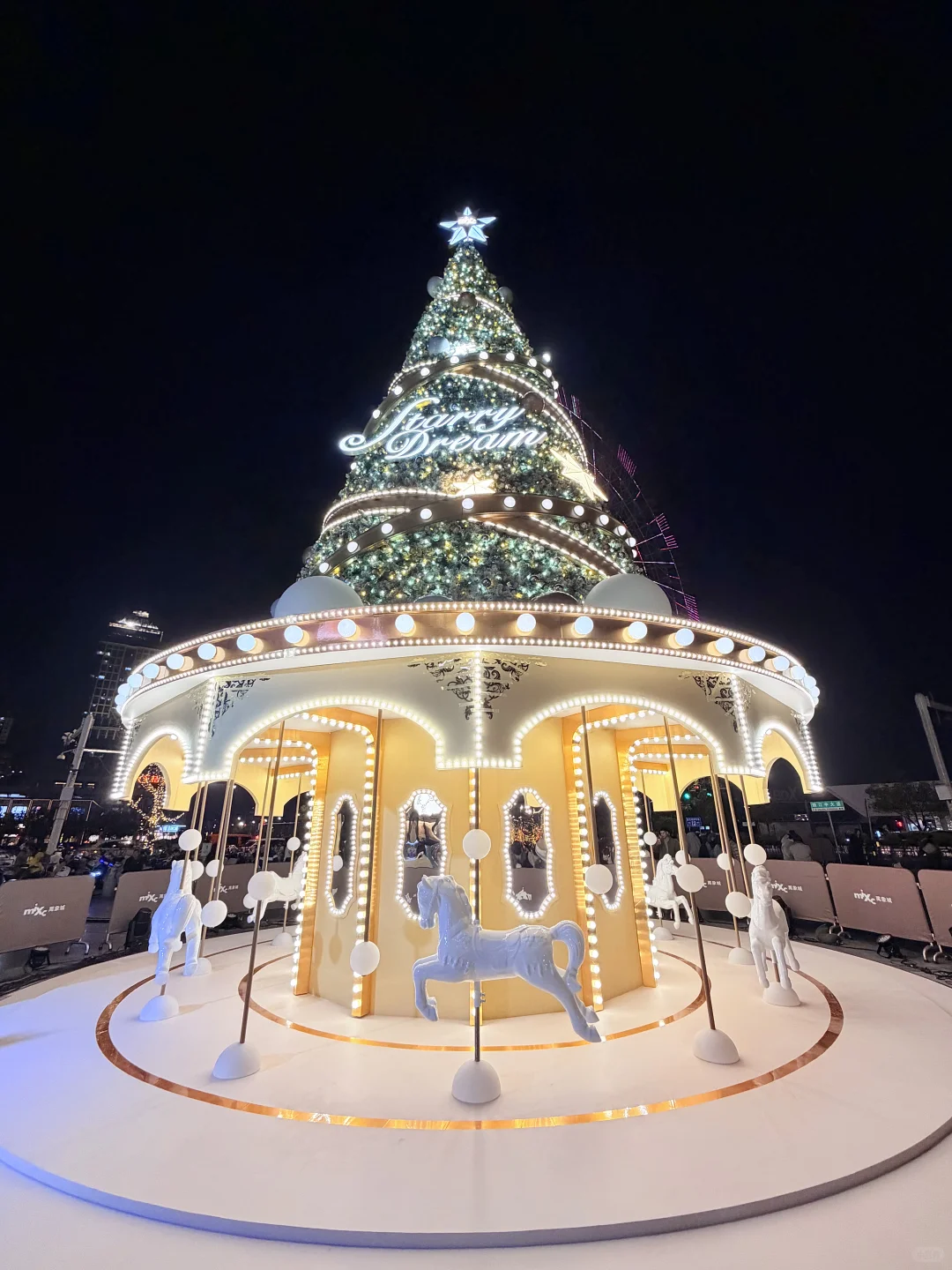 南昌的路墩子也戴上圣诞帽啦！！！🎄🎊