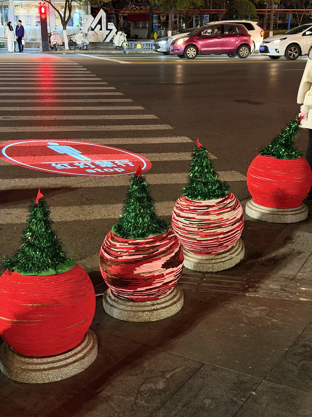 南昌的路墩子也戴上圣诞帽啦！！！🎄🎊