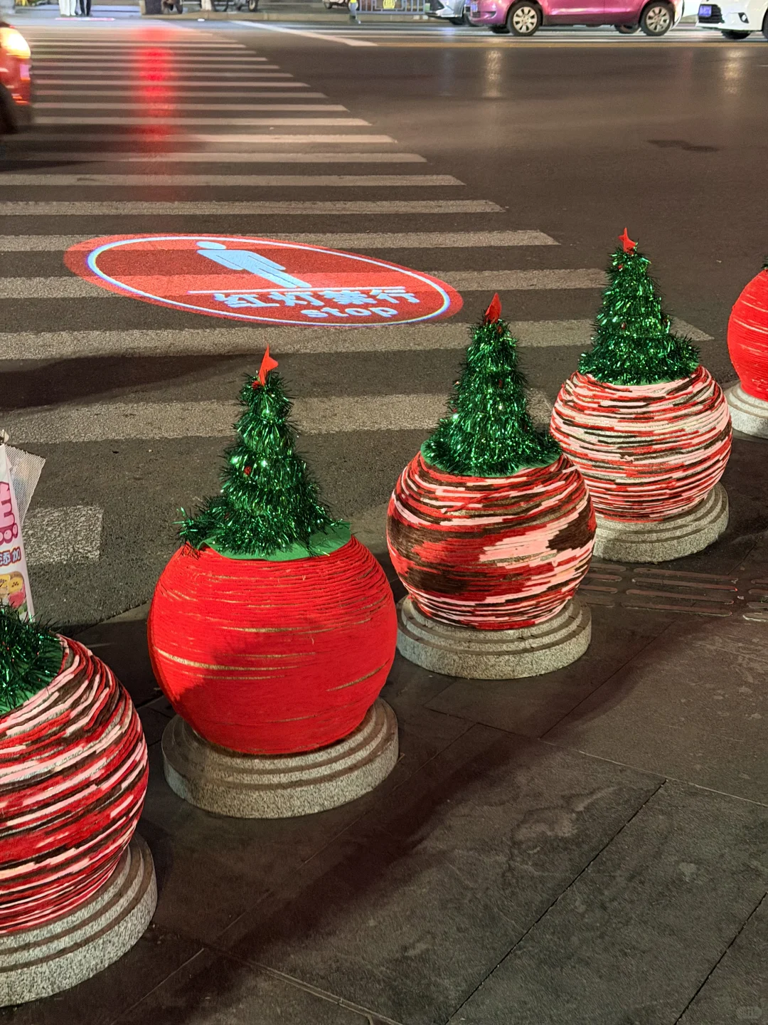 南昌的路墩子也戴上圣诞帽啦！！！🎄🎊