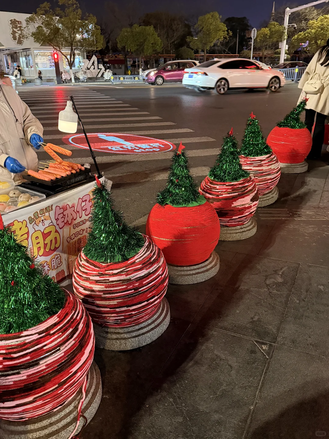 南昌的路墩子也戴上圣诞帽啦！！！🎄🎊