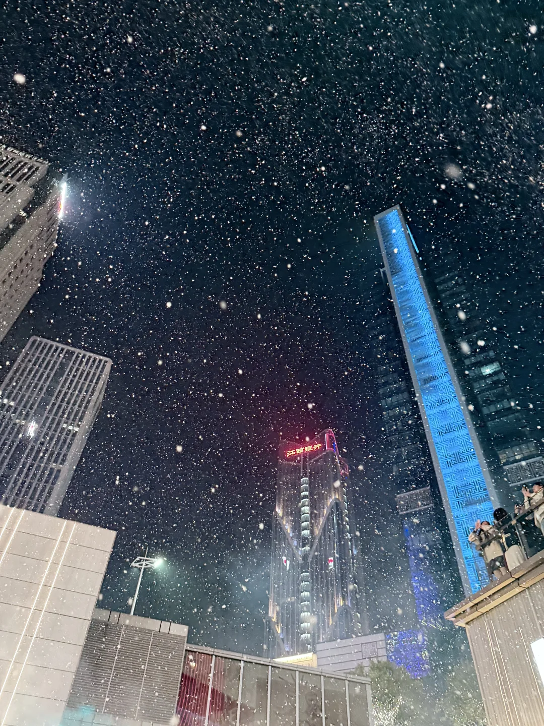 12.6实况 | 南昌万象天地极光初雪❄️