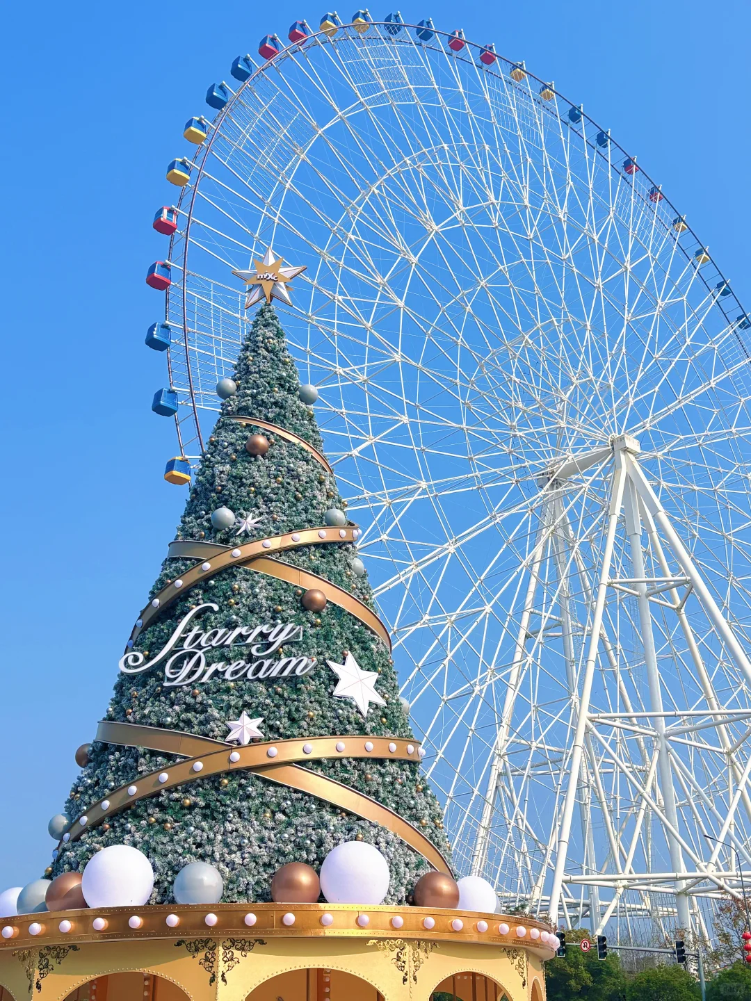 圣诞树80分，有摩天轮的圣诞树100分