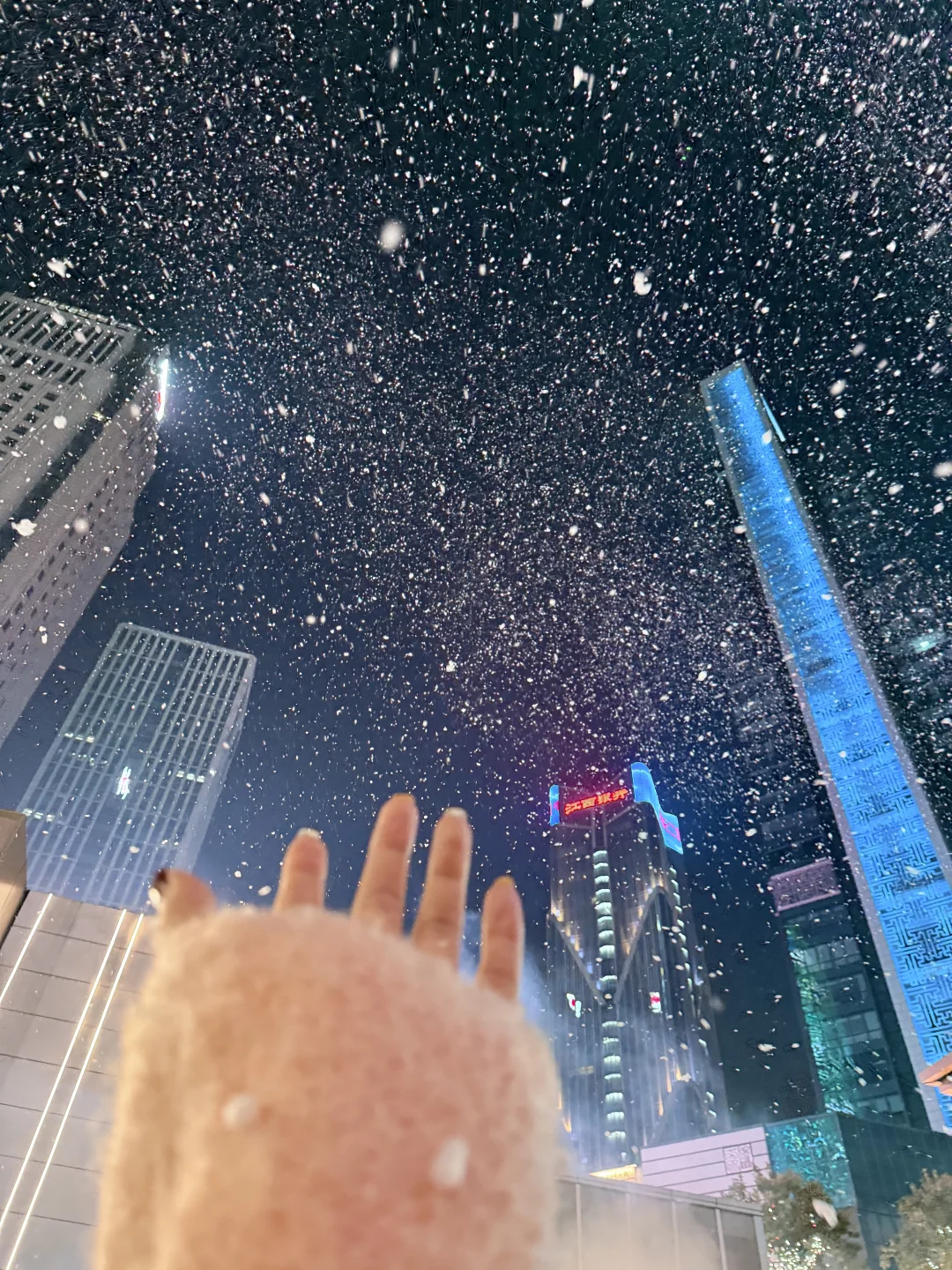 12.6实况 | 南昌万象天地极光初雪❄️